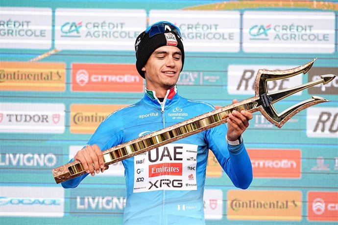 Archivo - El ciclista mexicano Isaac Del Toro del UAE Team Emirates XRG celebrando su victoria en el Tour Tirreno-Adriatico.