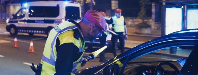 Imagen de un policía municipal de Bilbao junto a un vehículo en un control.