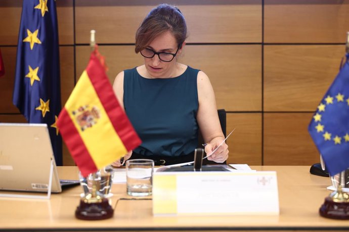 A ministra da Saúde, Mónica García, faz declarações à imprensa após a reunião plenária do CISNS, em 10 de julho de 2026, em Madri (Espanha). Essa reunião tem como objetivo liberar importantes verbas orçamentárias e abordar diversas r