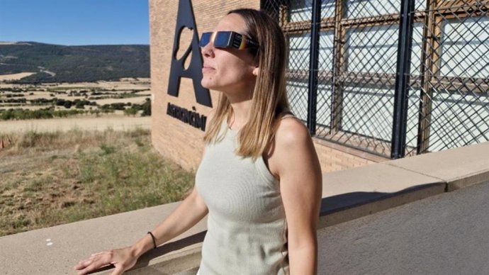 Una persona con gafas para ver el eclipse