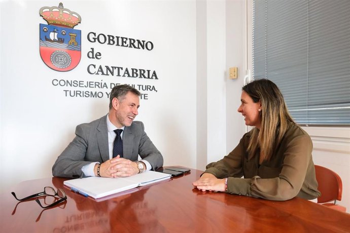 Archivo - El Consejero De Cultura, Turismo, Deporte, Luis Martínez Abad, Recibe A La Alcaldesa De Noja, Mireia Maza.