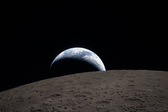 Archivo - 07 April 2026, ---: An image provided by NASA, captured by the Artemis II crew, shows the Earth setting behind the moon. Photo: Nasa/ZUMA Press Wire/dpa