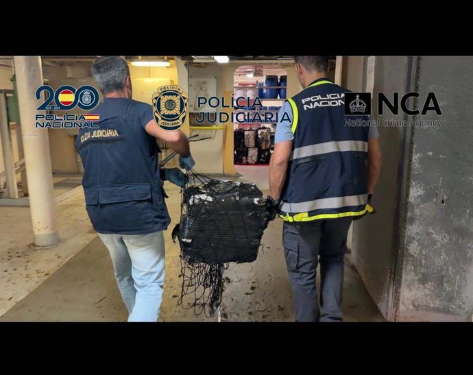 Intervenidas cinco toneladas de cocaína y tres detenidos en un portacontenedores frente a las Azores