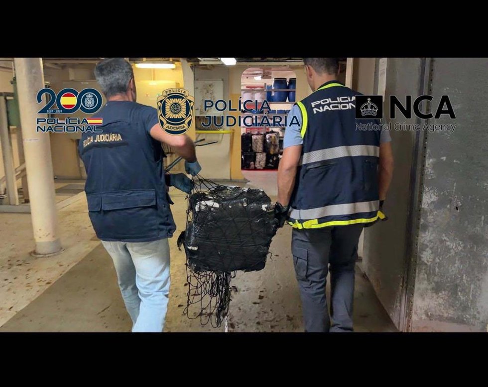 Intervenidas cinco toneladas de cocaína y tres detenidos en un portacontenedores frente a las Azores