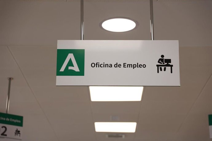 Archivo - Imagen de la oficina de Empleo de la localidad gaditana de Barbate. 