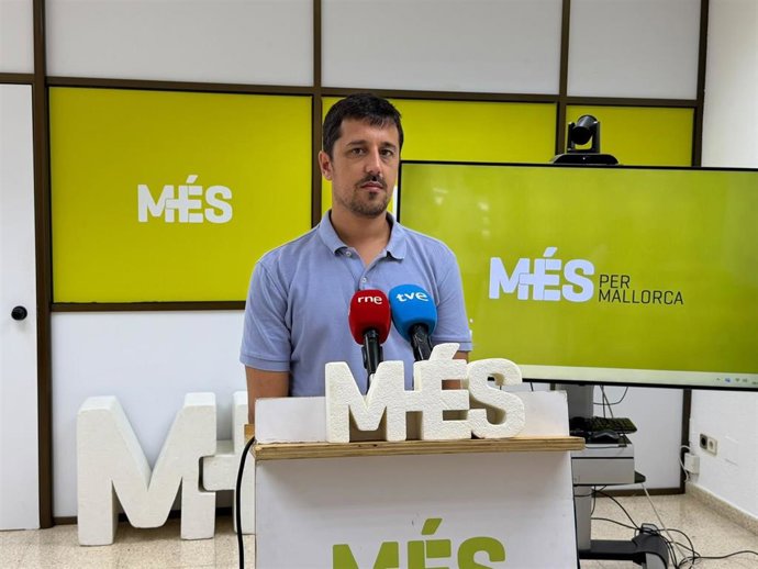 El diputado de MÉS per Mallorca en el Parlament Ferran Rosa durante una rueda de prensa.