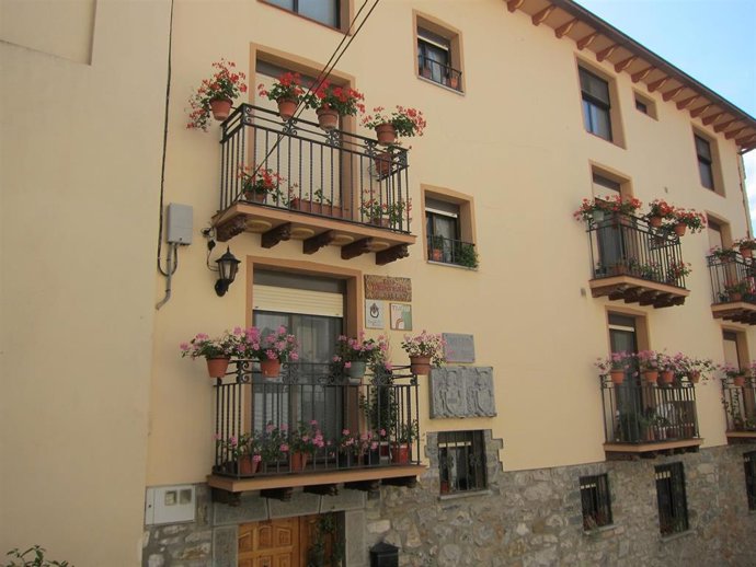 Archivo - La mayoría de los alojamientos ha fijado la estancia mínima en cuatro noches, pero aún así los visitantes llegan a reservar seis, siete incluso diez nocturnidades