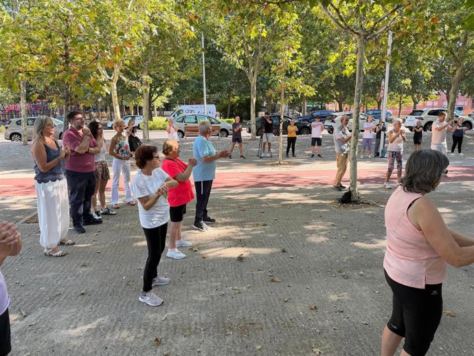 Sánchez Cabrera visita una sesión de gimansia en uno de los parques de la ciudad.