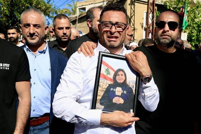 Archivo - Arquivo - BAISSARIYEH, 24 de abril de 2026  -- Pessoas participam do funeral da jornalista libanesa Amal Khalil em Baissariyeh, no Líbano, em 23 de abril de 2026. Khalil, que trabalhava para o jornal libanês Al-Akhbar, foi morta na quarta-feira 