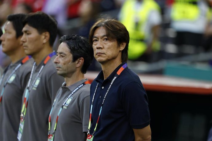 Archivo - El técnico Hong Myung-bo ,en su etapa como seleccionador de Corea del Sur.