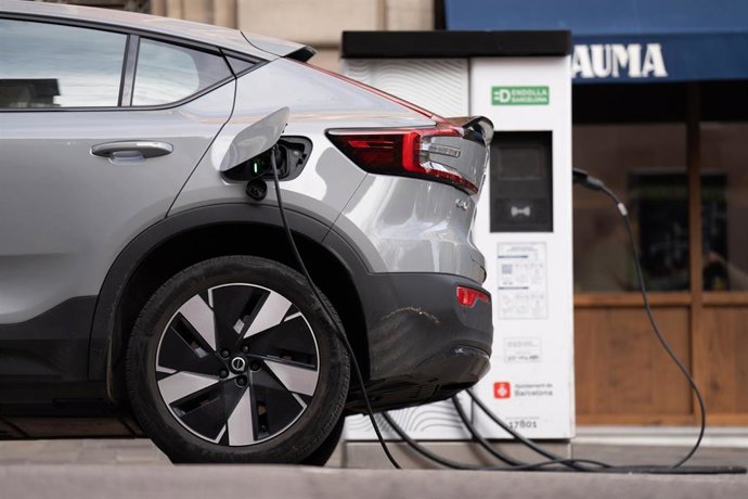 Archivo - Un coche cargándose en un punto de carga público para coches eléctricos en Barcelona