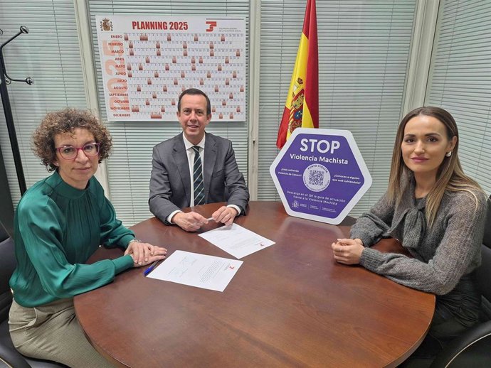 Archivo - El subdelegado del Gobierno en Almería, José María Martín, junto a la directora de la Tesorería General de la Seguridad Social (TGSS) en Almería, Ana Belén López, y la jefa de la Unidad sobre la Violencia contra la Mujer en Almería, Loly Cruz.