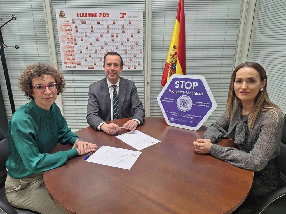 Archivo - El subdelegado del Gobierno en Almería, José María Martín, junto a la directora de la Tesorería General de la Seguridad Social (TGSS) en Almería, Ana Belén López, y la jefa de la Unidad sobre la Violencia contra la Mujer en Almería, Loly Cruz.