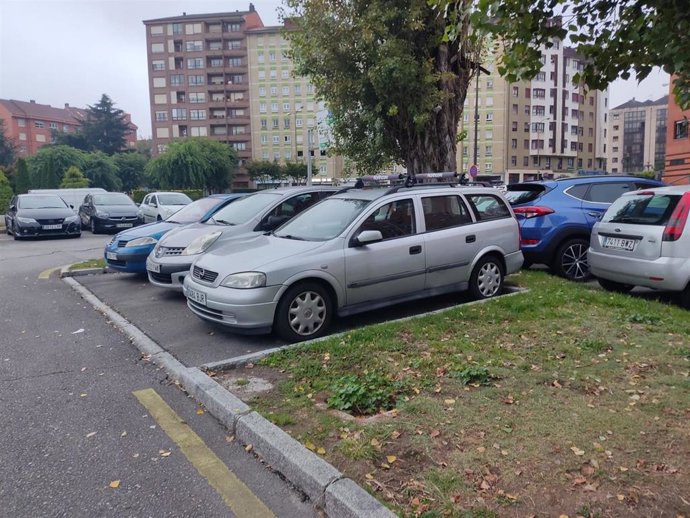 Archivo - Coches aparcados