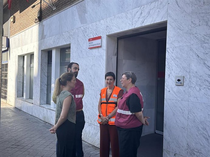 La consejera de Familia, Juventud y Asuntos Sociales, Ana Dávila, ha visitado este jueves las instalaciones del Servicio de Emergencia Social. Este recurso atendió a 1.328 personas afectadas durante el incendio de Sierra Oeste.