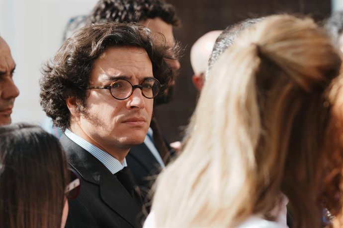 Archivo - Arquivo - O deputado do VOX, José María Figaredo, atende à imprensa no Pátio dos Laranjeiros da Assembleia da Extremadura, em 25 de março de 2026, em Mérida, Extremadura (Espanha). O PP e o VOX retomaram nesta quarta-feira, 25 de março, 