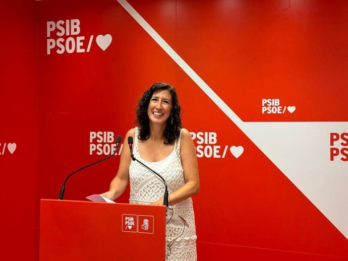 La secretaria general de la Federación Socialista de Mallorca, Amanda Fernández, en una rueda de prensa