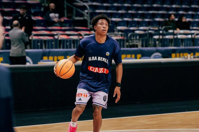 Archivo - El base estadounidense Boogie Ellis, durante el calentamiento previo al partido de la Basketball Champions League entre el ALBA Berlín y el Elan Chalon
