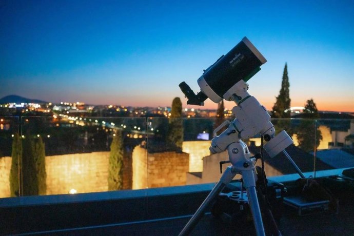 Un telescopio en la Terraza de Verano del Centro Cultural Alcazaba de Mérida.