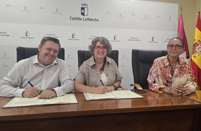La consejera de Desarrollo Sosteninle con el alcalde de Cobisa, Félix Ortega, y la directora general del Agua, Montserrat Muro, en la firma del convenio.