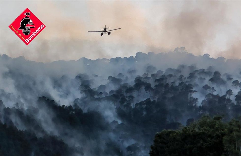 Archivo - Dispositivo de extinción de un incendio forestal. ARCHIVO.