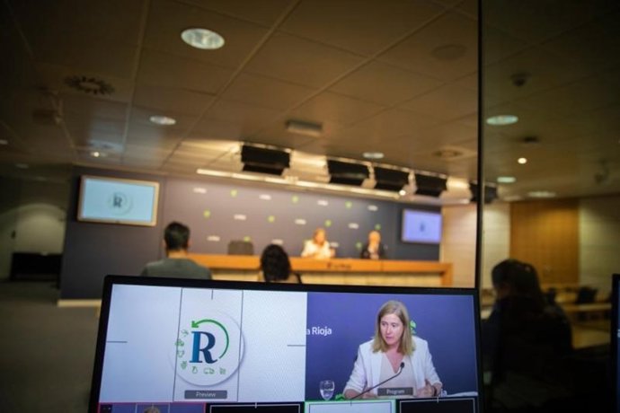 La consejera de Agricultura, Ganadería, Mundo Rural y Medio Ambiente, Noemí Manzanos, junto al director de Desarrollo Rural, David Martín, presenta el reconocimiento ERRE