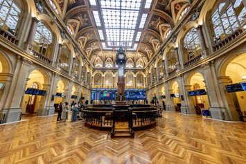 Paneles informativos en el Palacio de la Bolsa de Madrid, a 7 de julio de 2026, en Madrid (España).