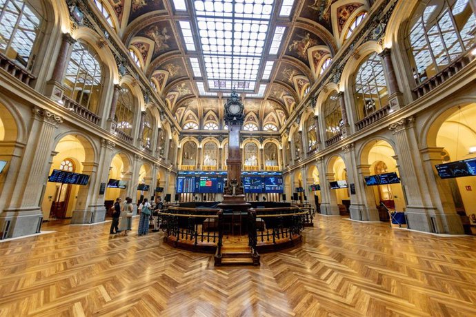 Paneles informativos en el Palacio de la Bolsa de Madrid, a 7 de julio de 2026, en Madrid (España).