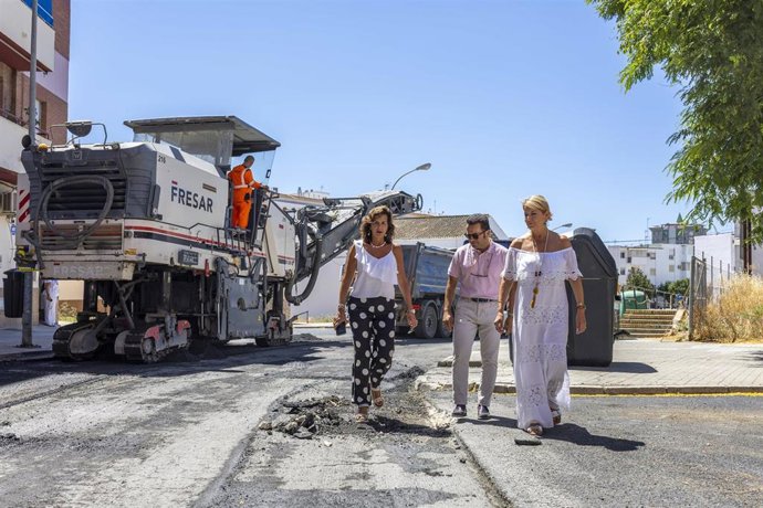 La alcaldesa de Huelva, Pilar Miranda, en su visita a las obras de asfaltado en Huerto Paco.