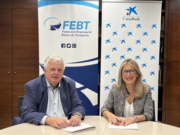 La directora territorial de CaixaBank en Baleares, Maria Cruz Rivera, y el presidente de la Federación Empresarial Balear de Transportes, Rafael Roig.