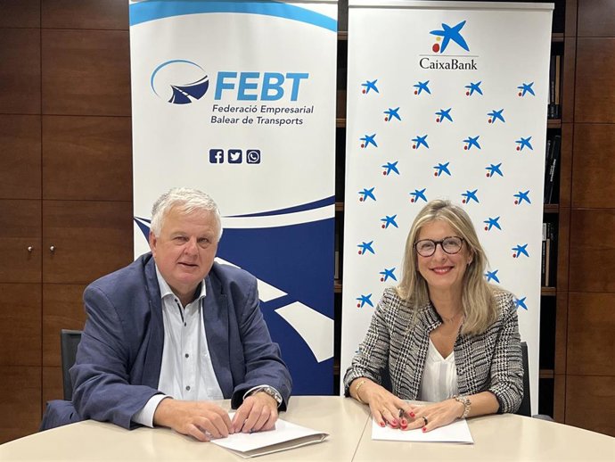 La directora territorial de CaixaBank en Baleares, Maria Cruz Rivera, y el presidente de la Federación Empresarial Balear de Transportes, Rafael Roig.