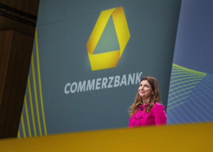 Archivo - 20 May 2026, Hesse, Wiesbaden: Commerzbank Chief Executive Bettina Orlopp speaks during the bank's Annual General Meeting at the RheinMain CongressCenter in Wiesbaden. For the second consecutive year, a potential takeover bid by Italian rival Un