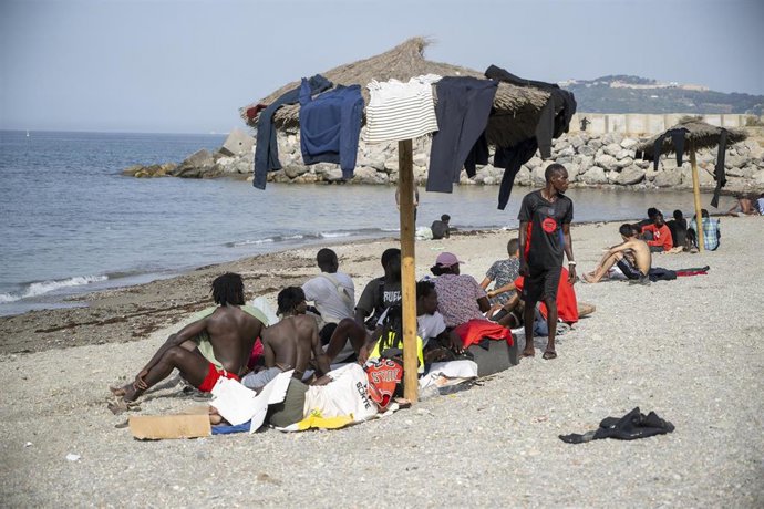 Varios migrantes, a 1 de agosto de 2026, en Ceuta (España)