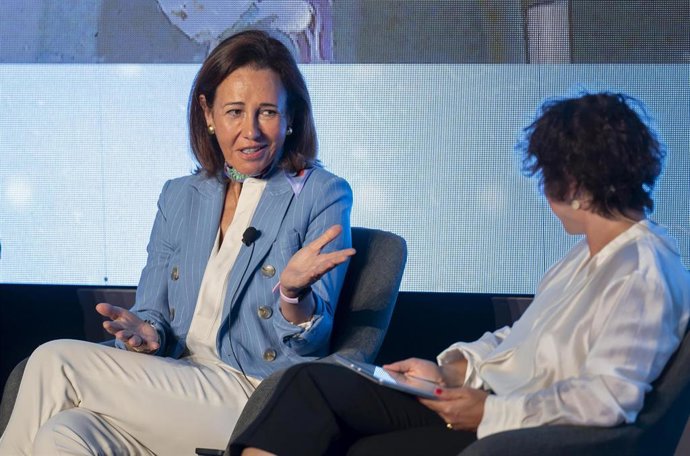 Archivo - La presidenta Banco Santander, Ana Botín (i); y la consejera delegada de ICEX, Elisa Carbonell (d); durante la tercera edición del Foro ICEX, en La Nave, a 2 de julio de 2026, en Madrid (España). 