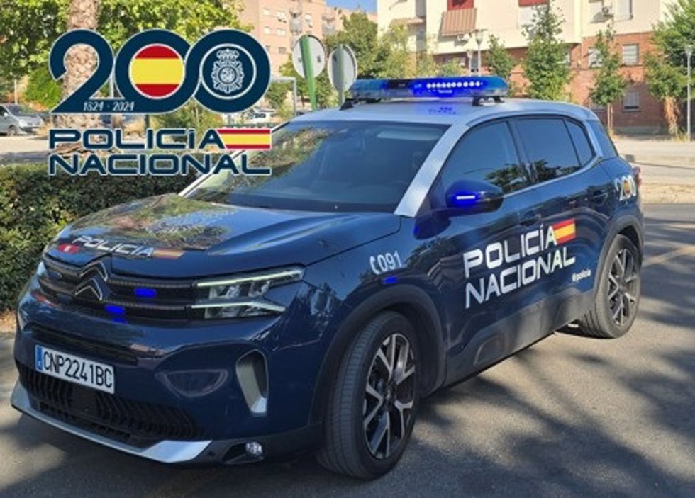 Archivo - Vehículo Zeta de la Policía Nacional en el distrito Norte de Granada.