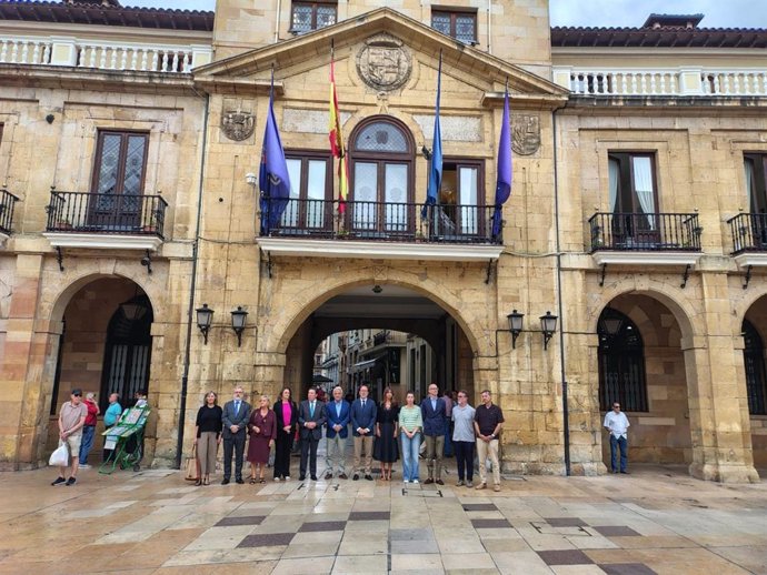 Minuto de silencio en Oviedo en repulsa por el asesinato de una agente de la Guardia Civil de Llanes a manos de su expareja en el cuartel.