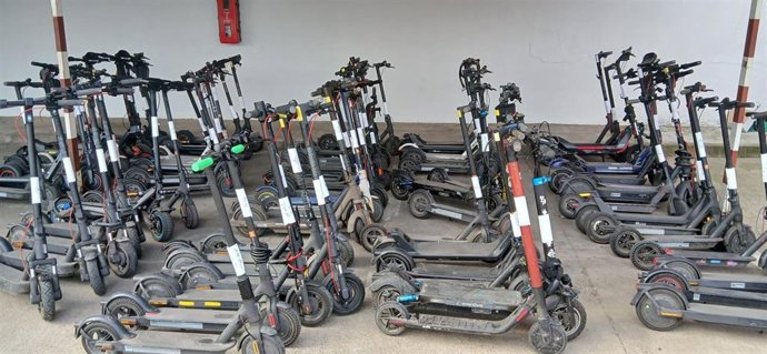 Archivo - Patinetes eléctricos retirados por la Policía Local de Córdoba a sus propietarios al principio de la campaña por incumplimiento de la normativa.