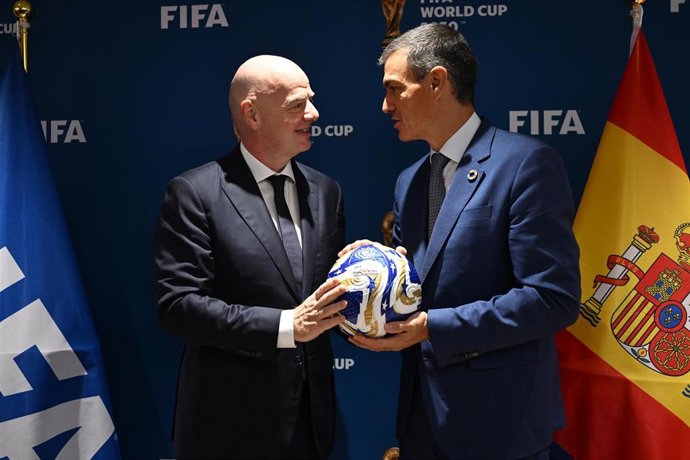 Archivo - El presidente del Gobierno, Pedro Sánchez, durante un encuentro con el presidente de la FIFA, Gianni Infantino