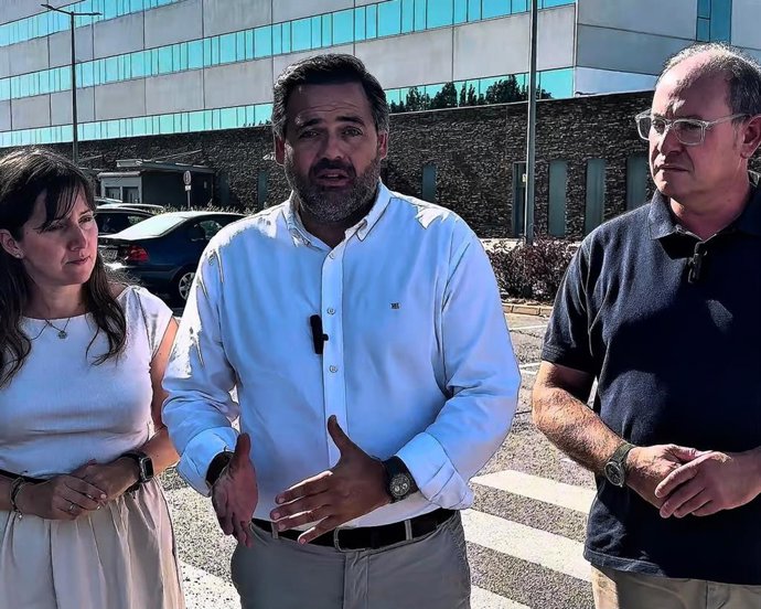 El líder del PP desde las inmediaciones del Hospital General de la localidad albaceteña.