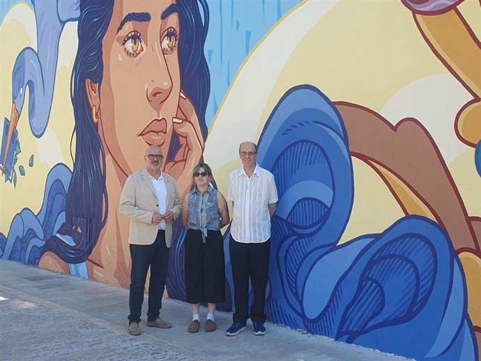 El concejal de Cultura, Juan Carlos Monroy (i), la muralista Lidia Cao, y el presidente de vecinos del barrio de San José, Javier Pardo.
