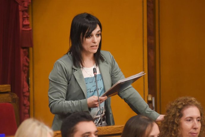 Archivo - La diputada, alcaldesa de Ripoll (Girona) y presidenta de Aliança Catalana, Silvia Orriols, durante una sesión de control al Govern