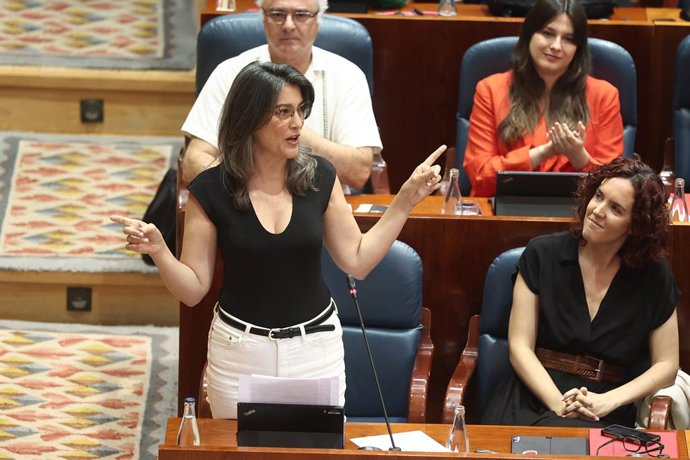 Archivo - La portavoz de Mas Madrid en la Asamblea, Manuela Bergerot (i), durante una sesión plenaria, en la Asamblea de Madrid, a 18 de junio de 2026, en Madrid (España). La Asamblea de Madrid cierra curso político con un Pleno en el que se aprueban dos 