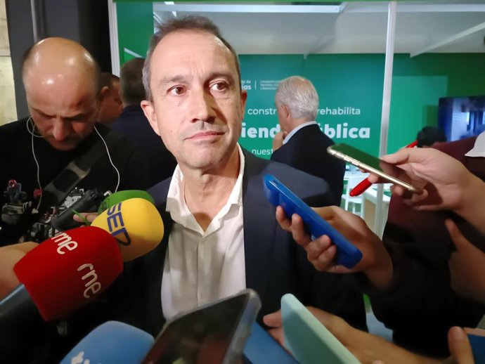 El consejero de Ordenación del territorio, Vivienda y Derechos Ciudadanos de Asturias, Ovidio Zapico, en la Fidma (Gijón).