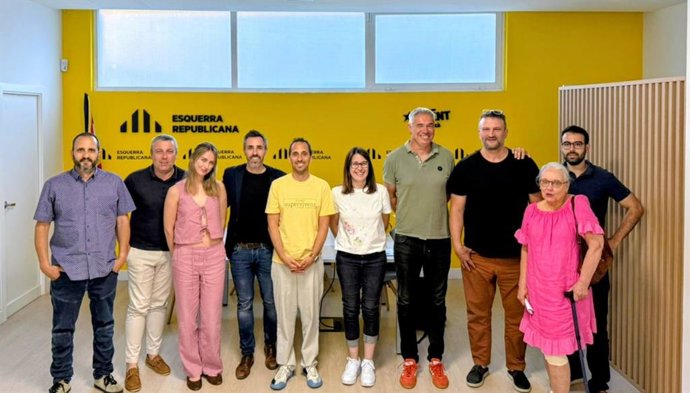 El regidor d'ERC Marc Puigtió, quart per l'esquerra, en presentar la candidatura municipal per a Girona