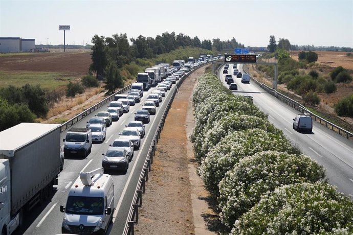 Retenciones a la altura de Dos Hermanas (Sevilla) provocadas por un accidente de tráfico: A 13 de julio de 2026 en Dos Hermanas, Sevilla (Andalucía, España). ARCHIVO.