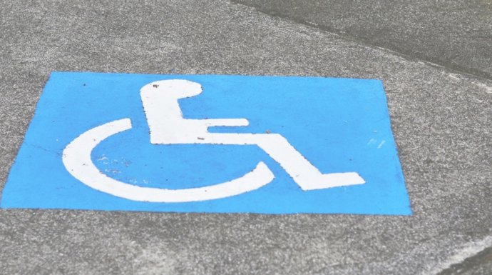 Archivo - Plaza de aparcamiento para personas con movilidad reducida. Archivo.
