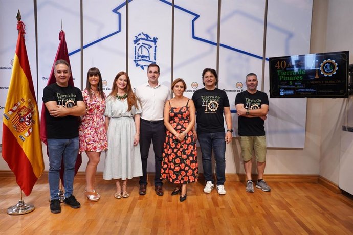Miembros de la Asociación de Música Tradicional Tierra de Pinares junto al alcalde de Aldeamayor, Roberto Martínez, y la diputada de Educación y Cultural, Yolanda Burgoa, en la presentación del XL Certamen de Dulzaina.