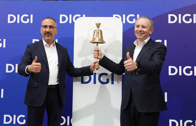 El consejero delegado de DIGI, Marius Varzaru (i), durante la celebración del tradicional acto del toque de campana con motivo del debut de la compañía de telecomunicaciones Digi en la Bolsa española, a 16 de julio de 2026, en Madrid (España). Este aconte