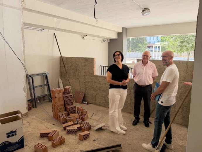 La delegada territorial de Educación de la Junta en Granada, María José Martín Gómez, durante una visita a las obras.