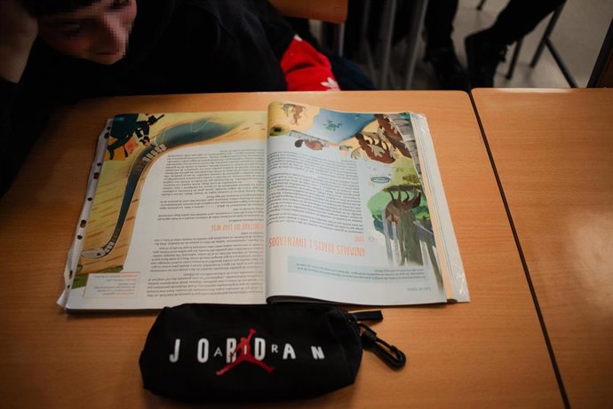 Archivo - Un libro y un estuche en un aula.